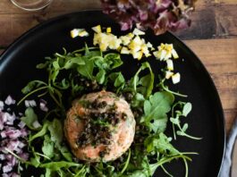 Tartare de saumon fumé et câpres croustillantes : recette facile Smoked salmon tartare with fried capers.