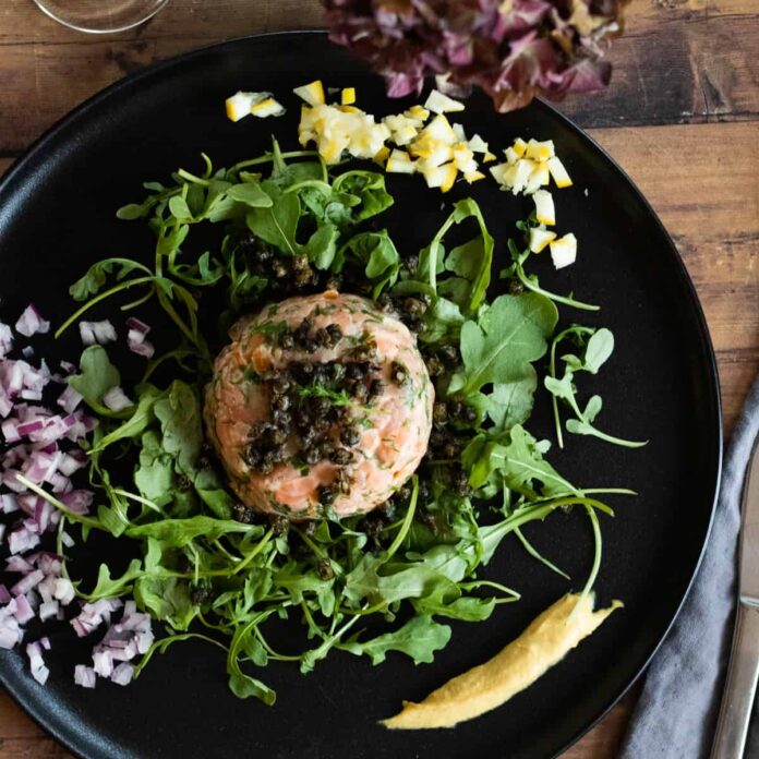 Smoked salmon tartare with fried capers.
