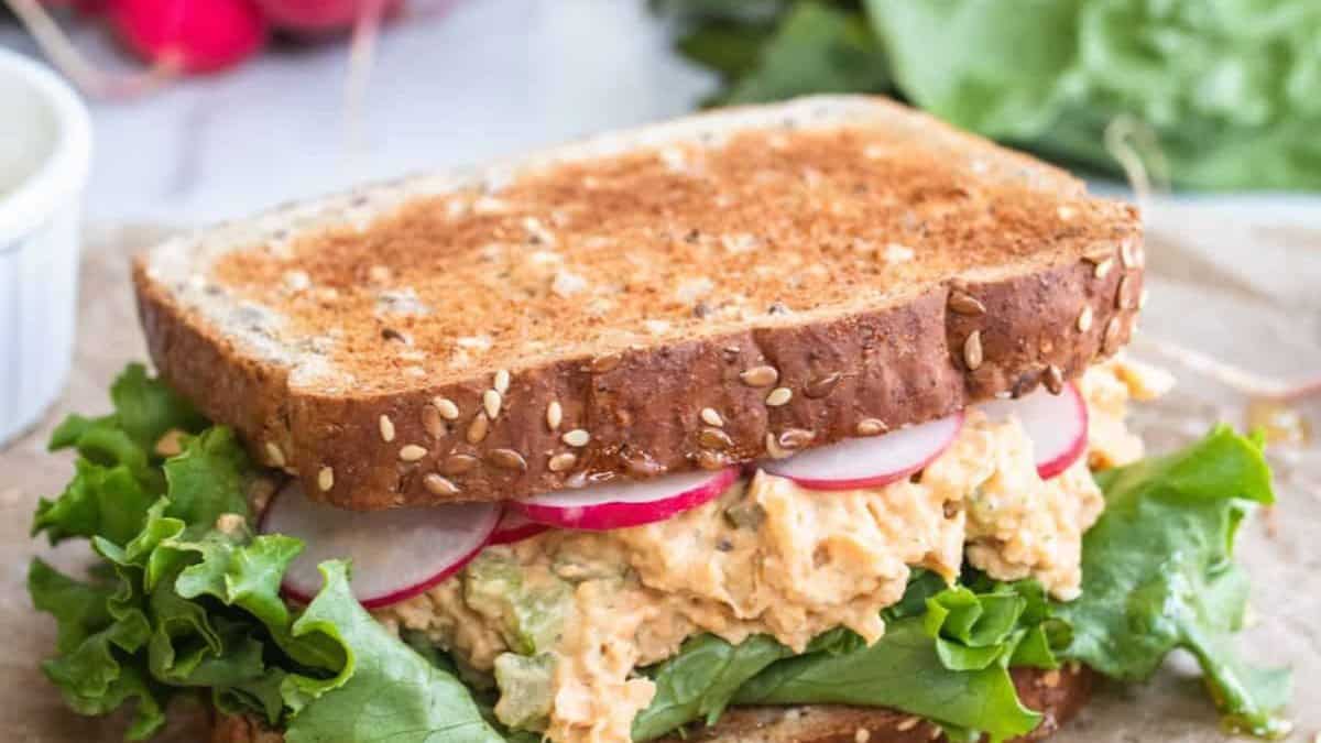 Une portion de Sandwich au Smash de Pois Chiches à la Harissa.