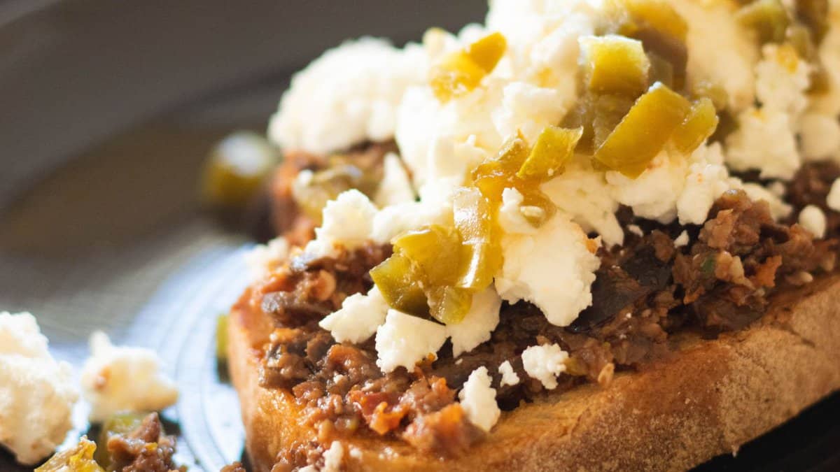 Sandwich à la tapenade.