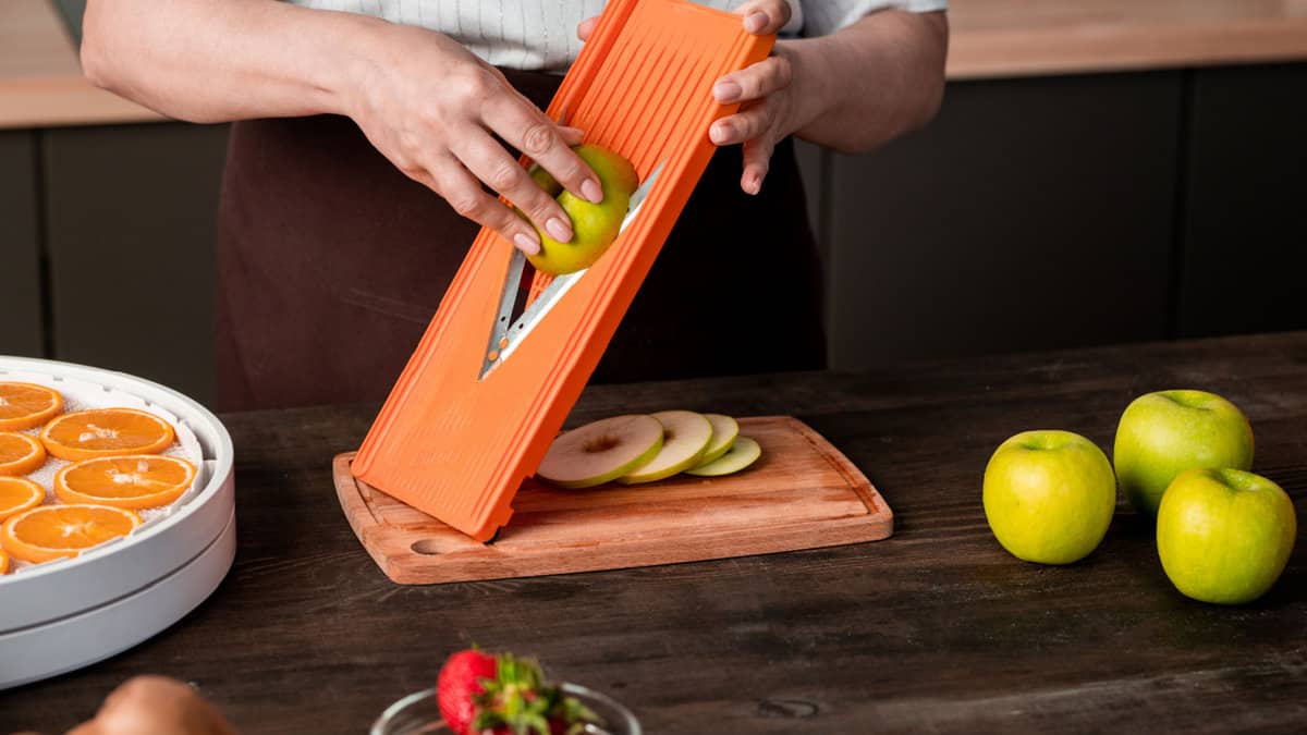 Une personne utilisant une mandoline.