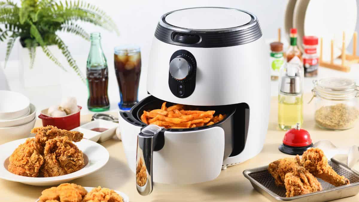 Un airfryer avec des frites.