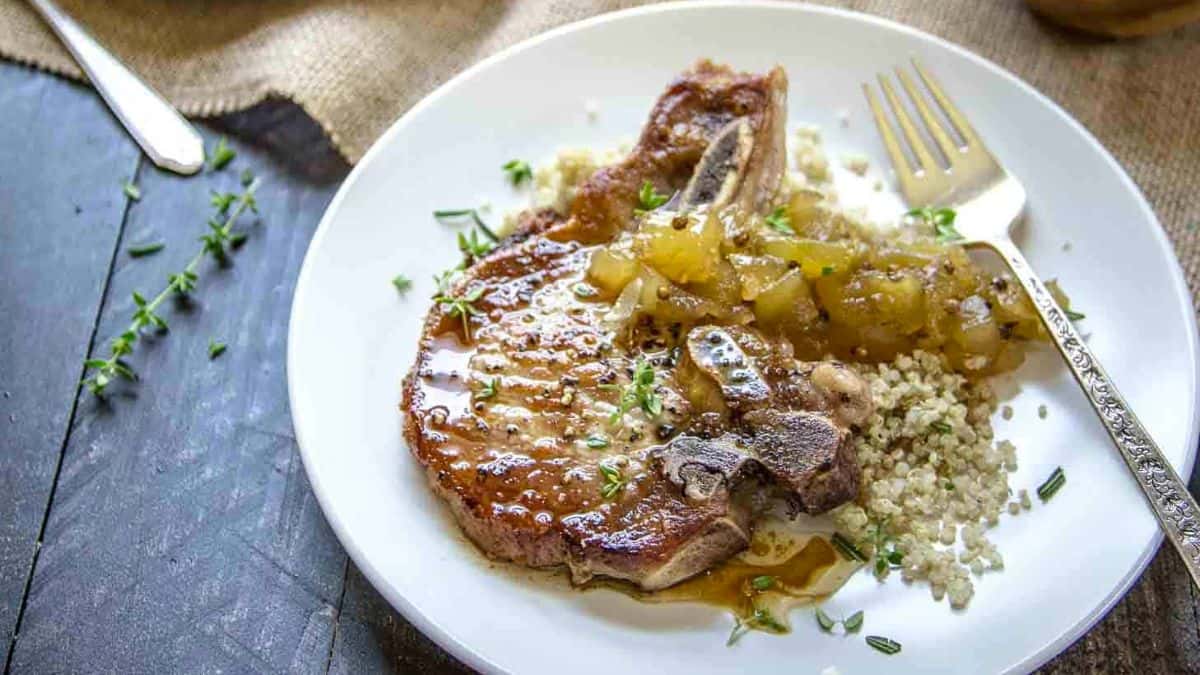 Côtelettes de Porc Marinées aux Herbes avec Chutney de Pomme