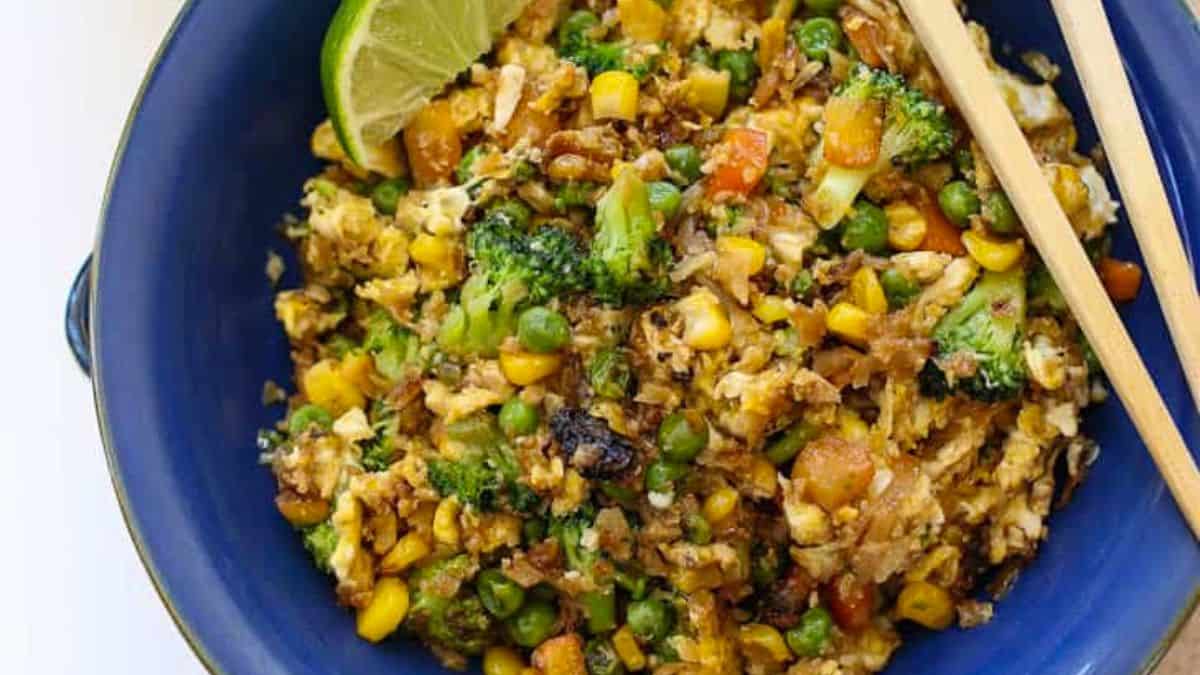 Riz frit au chou-fleur rapide et facile.