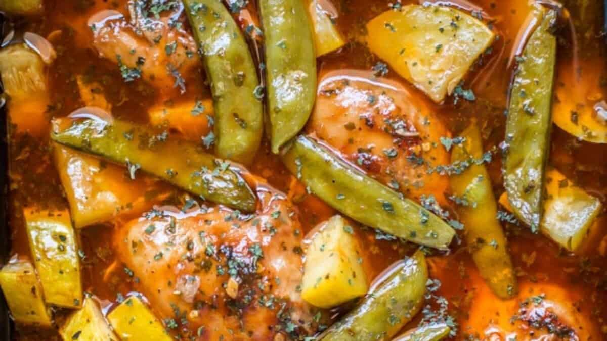 Poulet sucré et épicé avec légumes en mijoteuse.