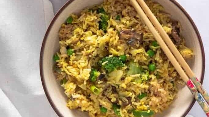 Riz frit rapide dans des bols.