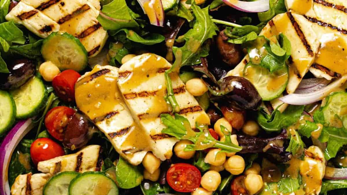Une portion de salade de fromage halloumi grillé.
