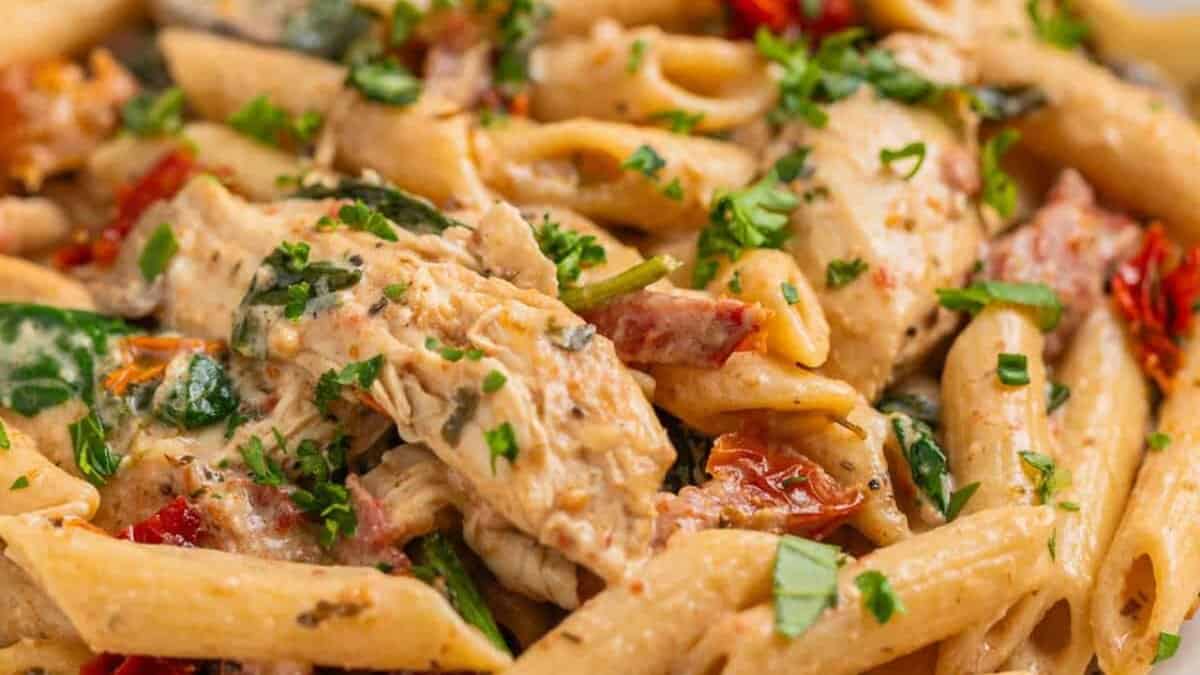 Pâtes crémeuses au poulet à la mijoteuse.