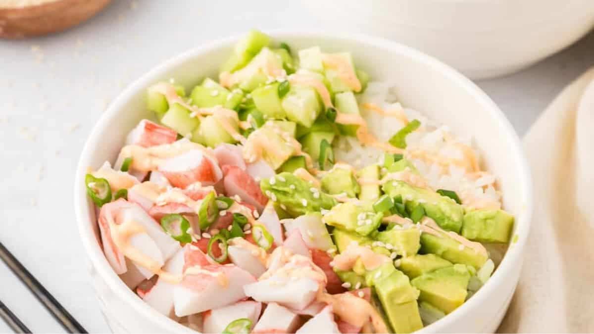 Une portion de bol de rouleaux californiens.