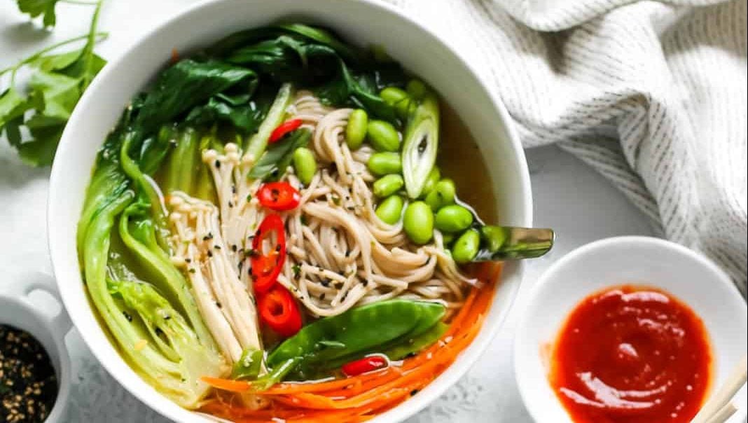 Ramen aux légumes avec bouillon de miso épicé