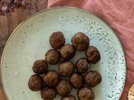 Boulettes de viande congelées : cuisson parfaite à l’airfryer frozen meatballs cooked in air fryer on a blue plate