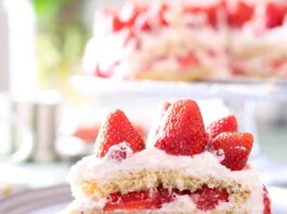 Gâteau à la crème de fraises : recette suédoise traditionnelle Strawberry Cream Cake (Traditional Swedish Midsummer Cake)