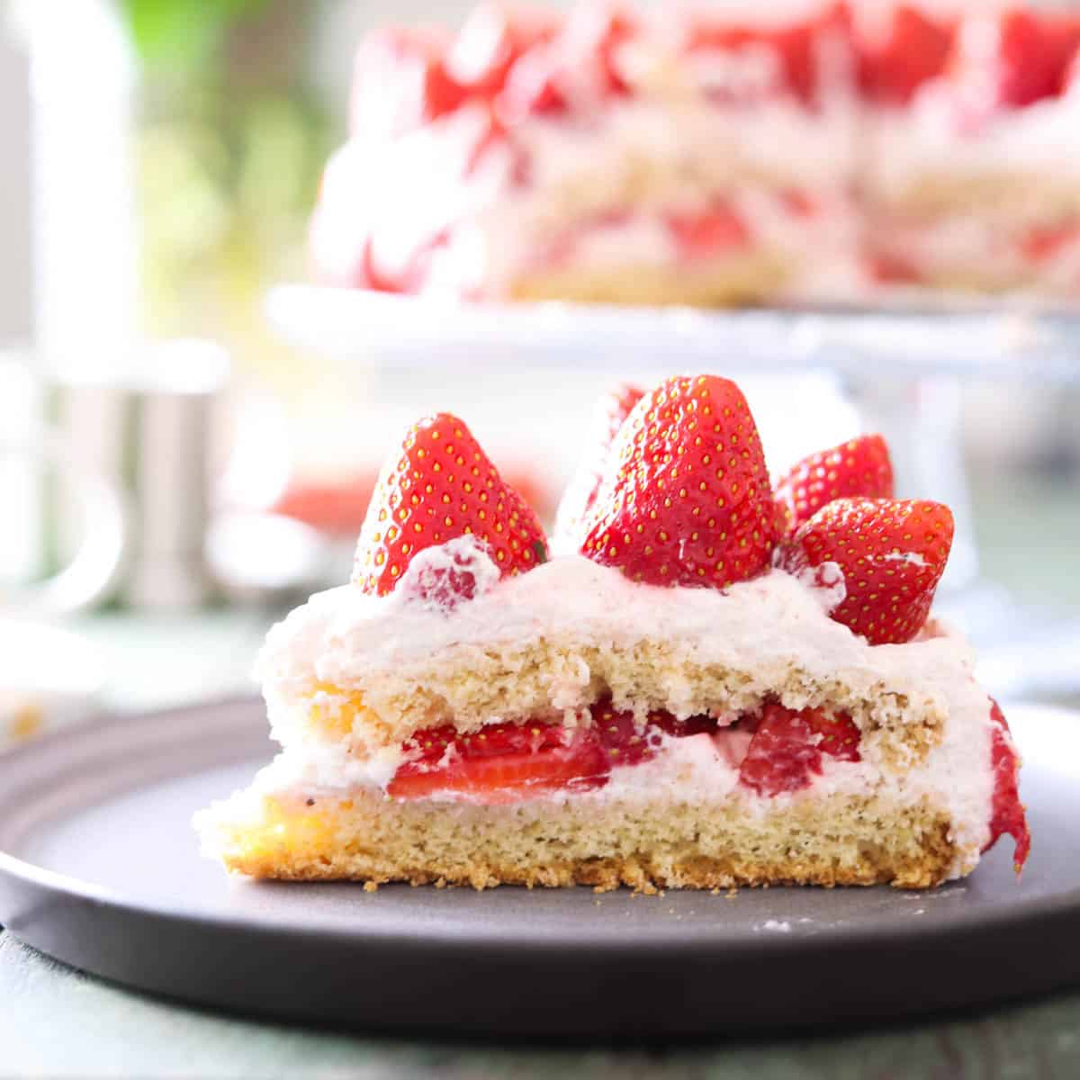 Gâteau à la crème de fraises : recette suédoise traditionnelle Strawberry Cream Cake (Traditional Swedish Midsummer Cake)