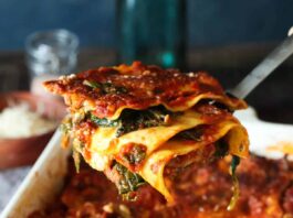 Lasagne aux épinards, tomates séchées et pignons de pin Spinach lasagna with tomato sauce, sun-dried tomatoes and pine nuts.
