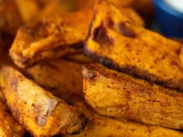 Patates douces à l’airfryer avec cannelle : recette facile close up of air fryer sweet potatoes