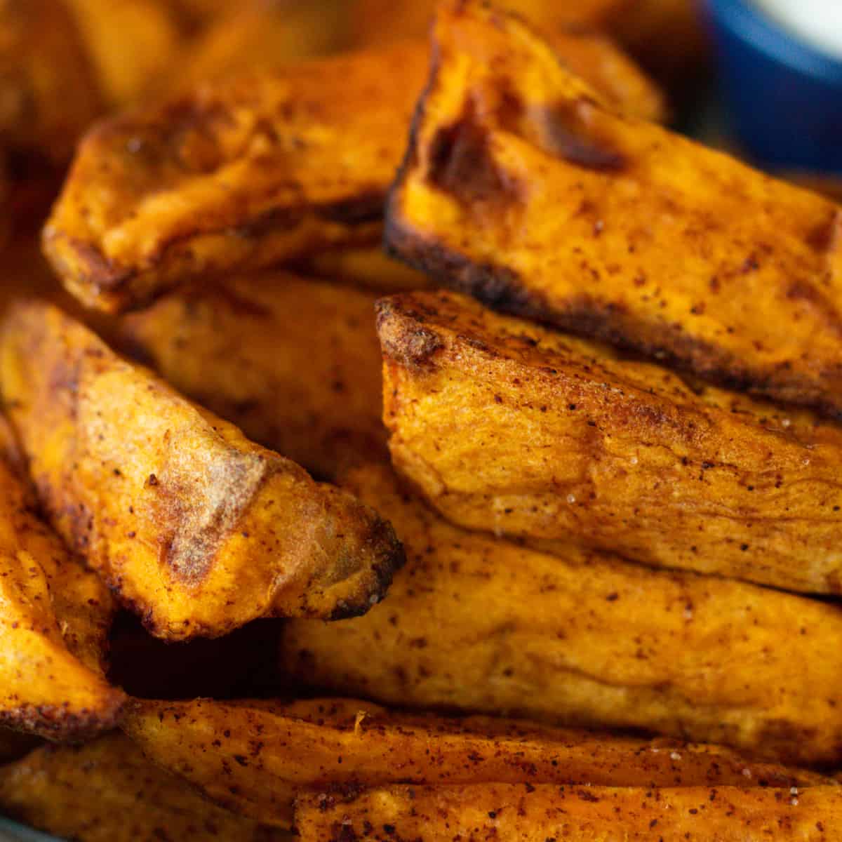 Patates douces à l'airfryer avec cannelle : recette facile close up of air fryer sweet potatoes