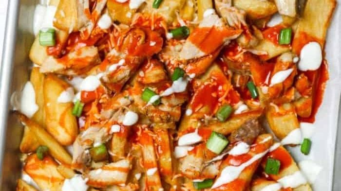 Frites au poulet buffalo.