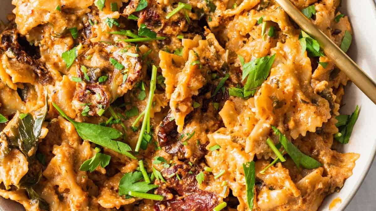 Pâtes crémeuses aux tomates séchées avec lait de coco.