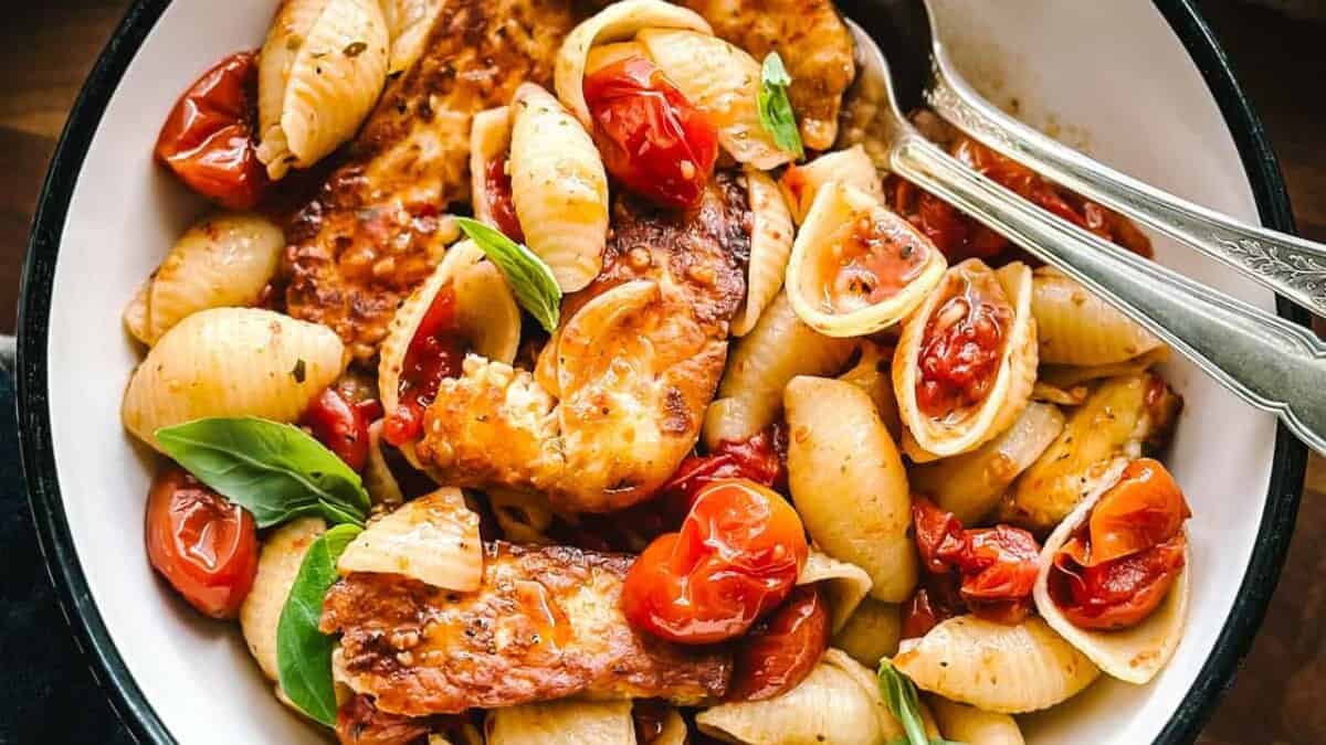 Pâtes aux tomates éclatées rapides avec halloumi.