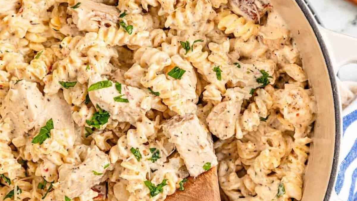 Poulet à l'ail et pâtes au parmesan.