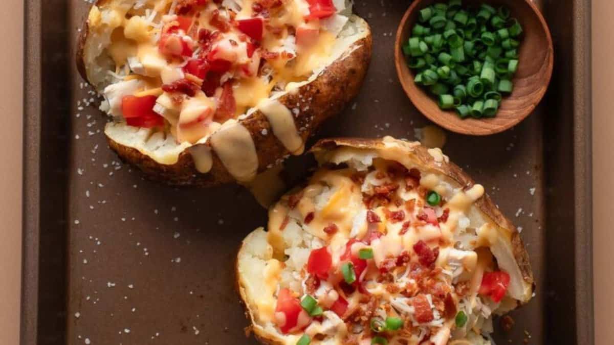 Pommes de terre au four chargées.
