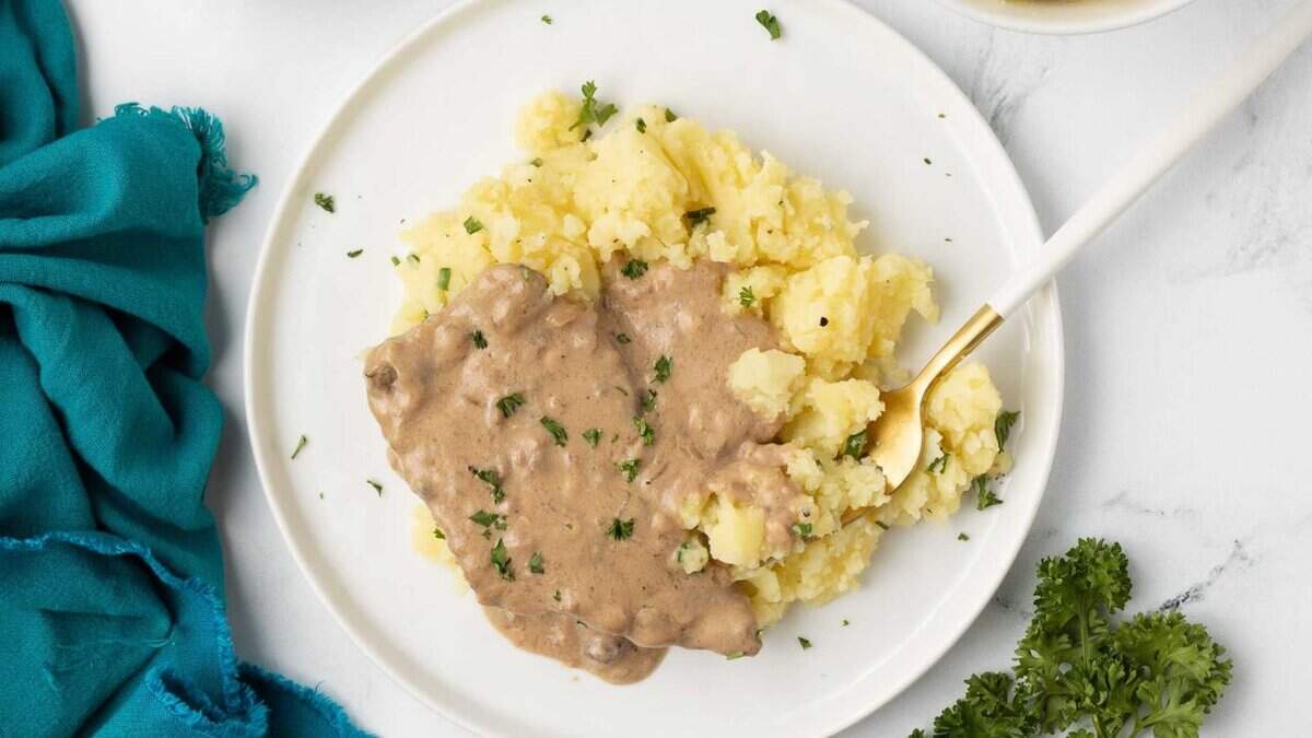 Steak de cube à la mijoteuse avec soupe de champignons.