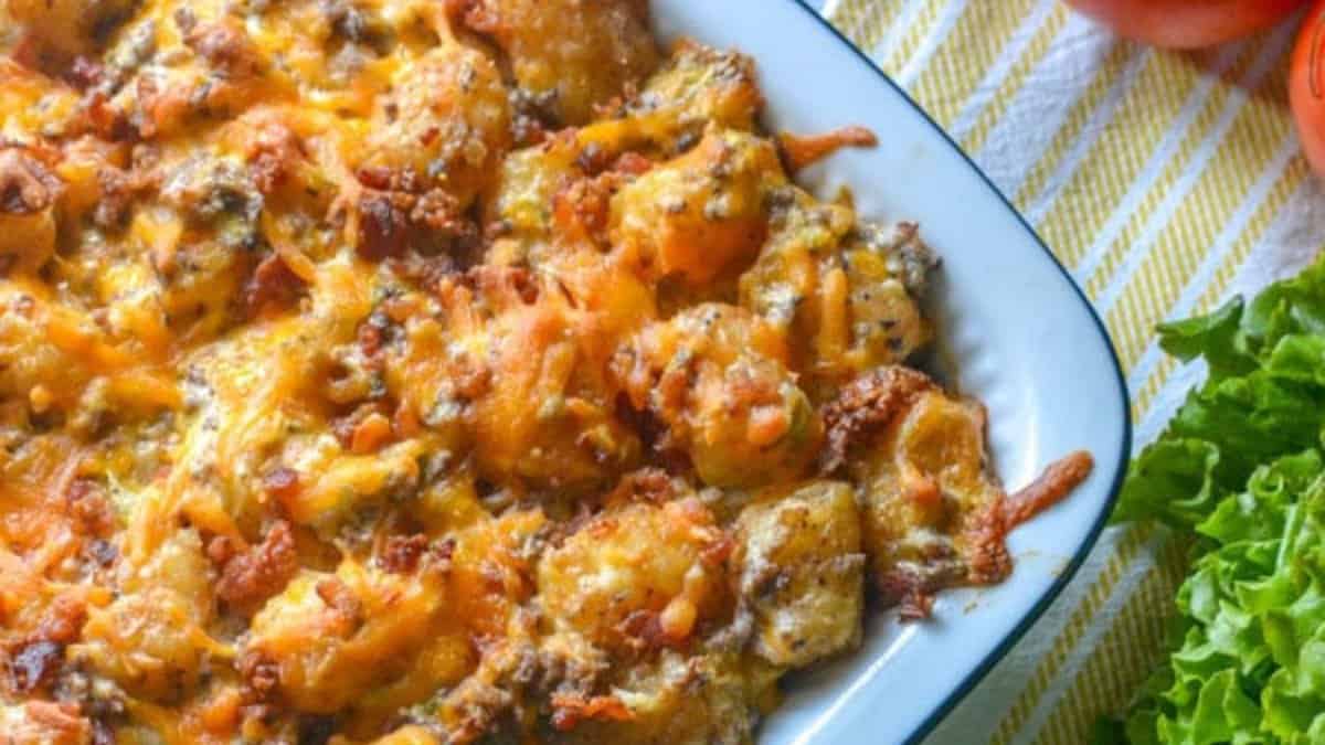 Casserole de bacon cheeseburger avec Tater Tots.