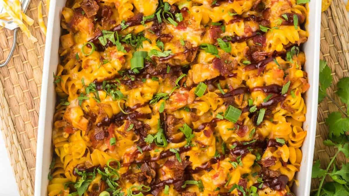 Casserole de poulet BBQ restant.