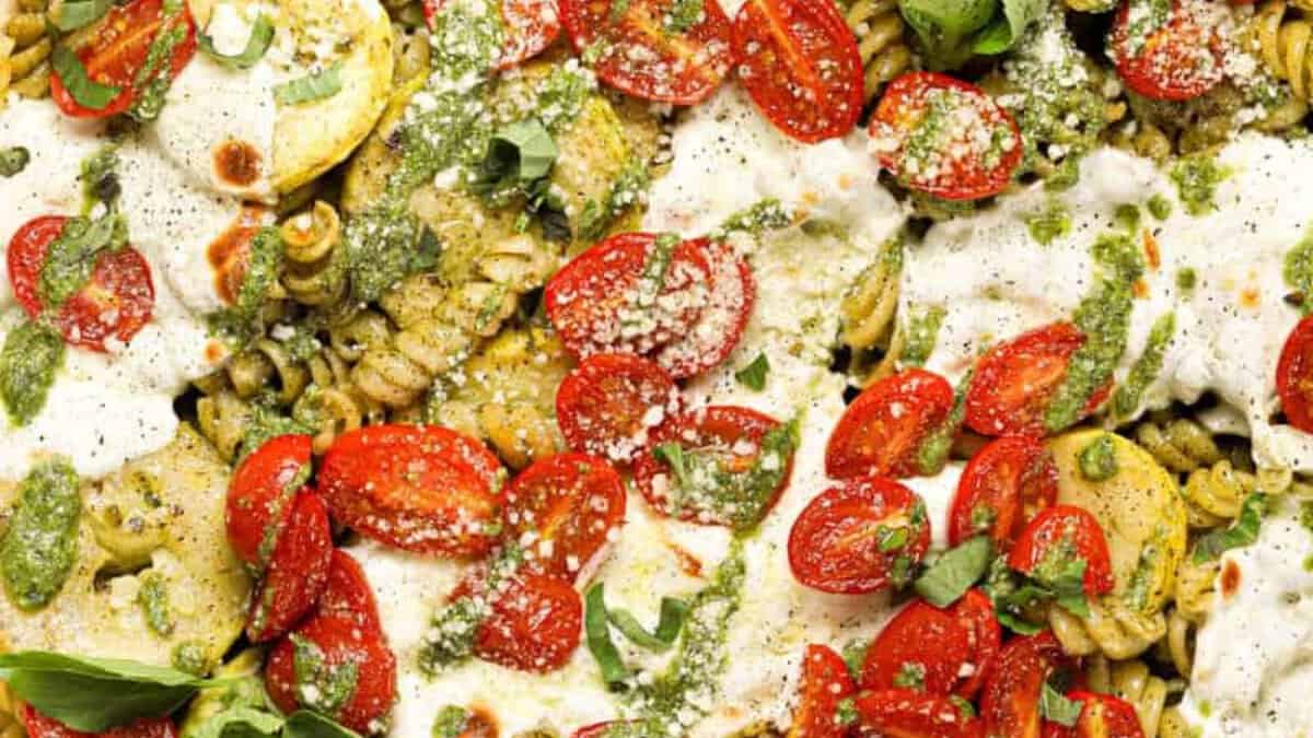 Casserole de pâtes au pesto.