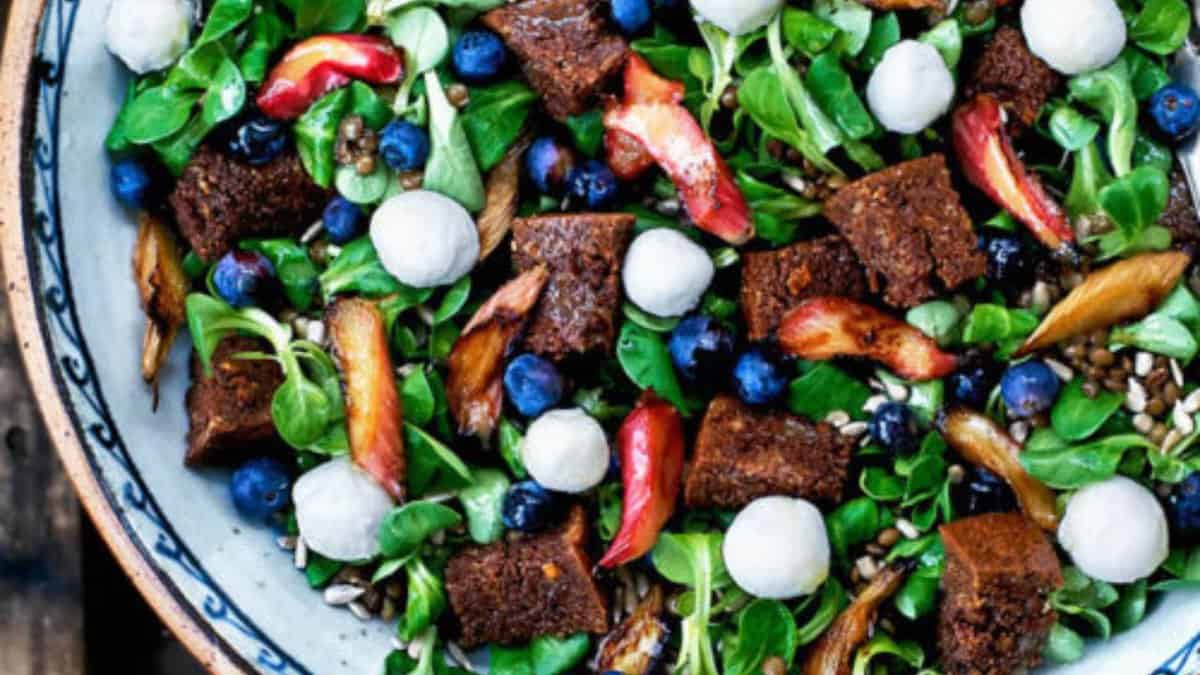Salade de rhubarbe rôtie.