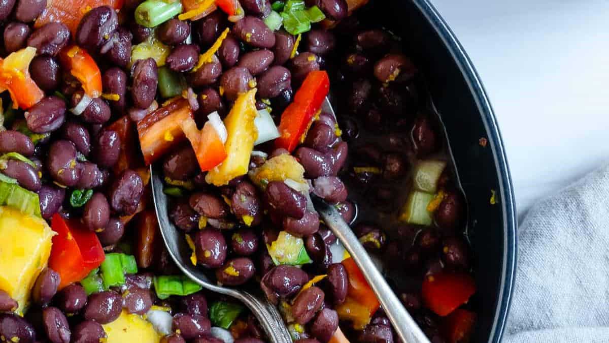 Salade de mangue et haricots noirs