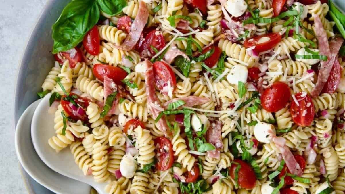 20 Salades de Pâtes Rapides et Savoureuses pour l'Été 20 Quick and Tasty Pasta Salads for All Your Summer Picnics