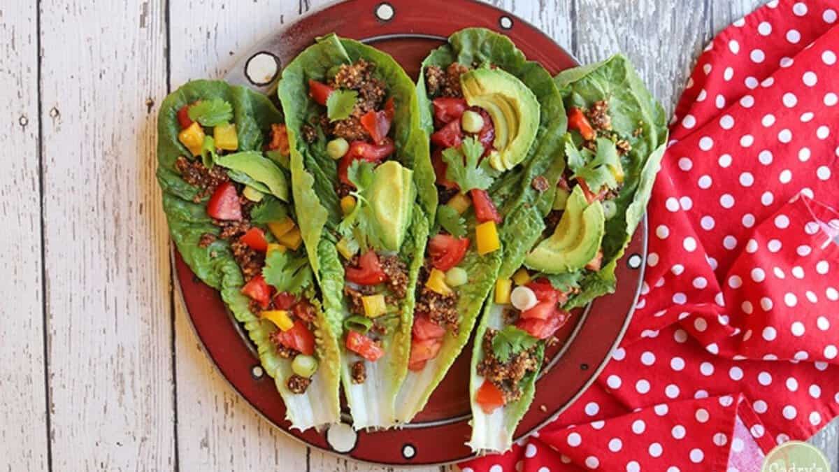 Tacos crus avec garniture de noix.