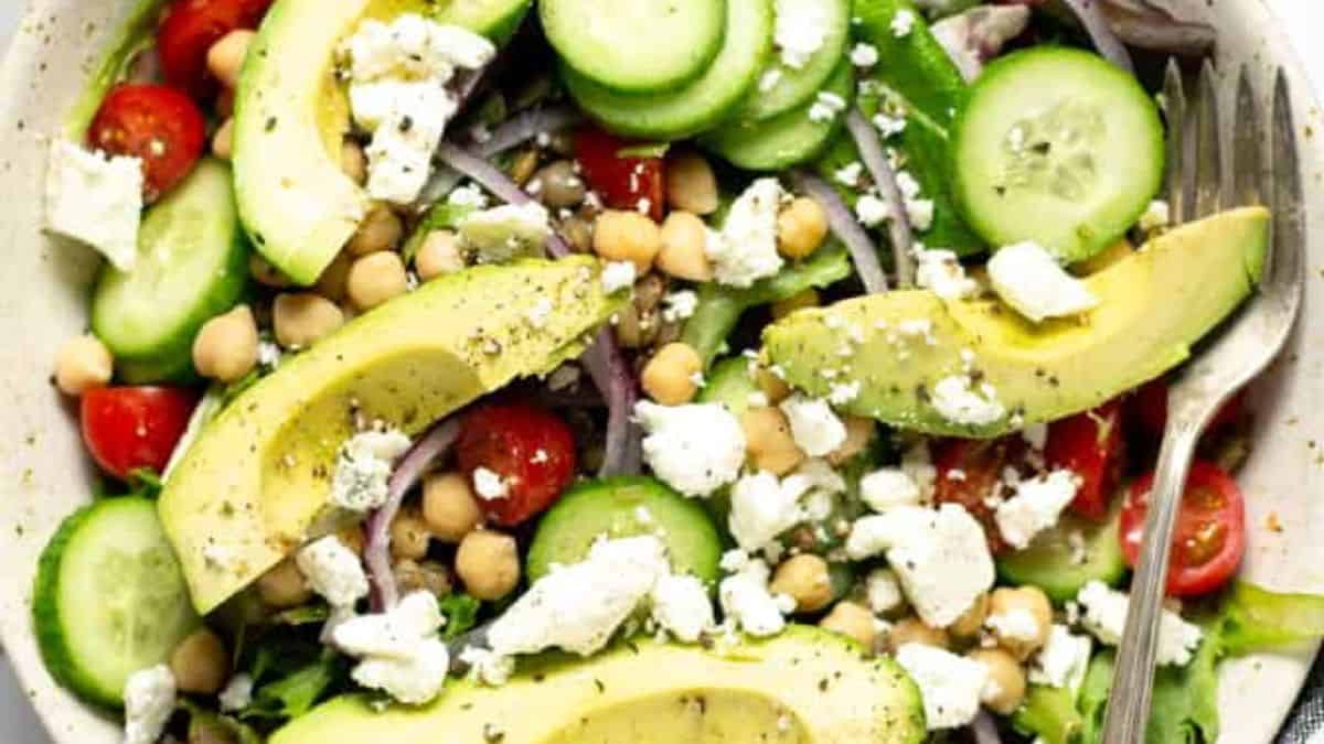 La salade grecque traditionnelle prend une tournure unique avec l'ajout d'avocat mûr et d'une vinaigrette citronnée.