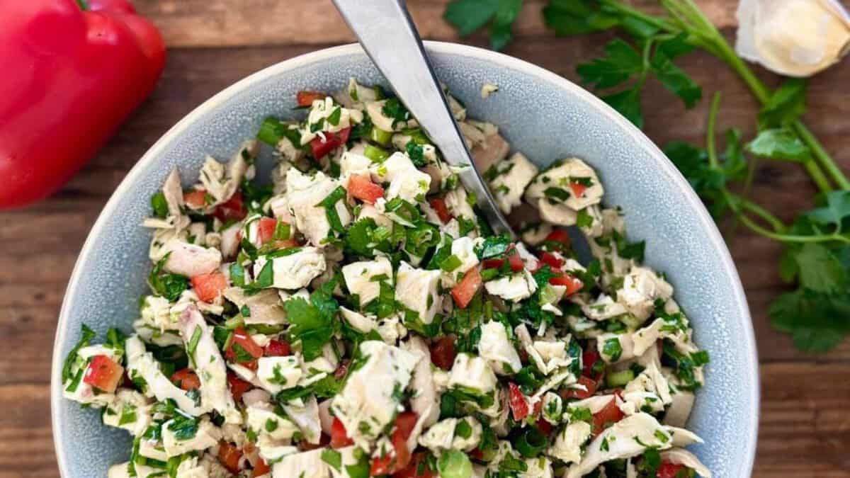Sandwich italien haché servi sur une planche en bois.