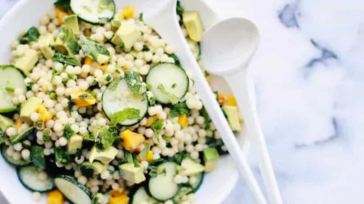 Salade de Couscous Israélien au Concombre, Mangue & Avocat avec Vinaigrette Menthe-Piment