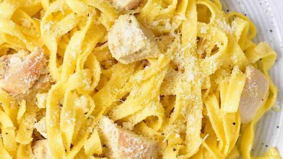 Tagliatelles au poulet crémeux.