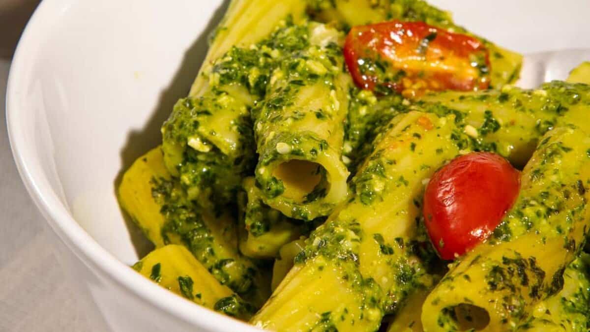 Pâtes au pesto cuit avec légumes cachés.