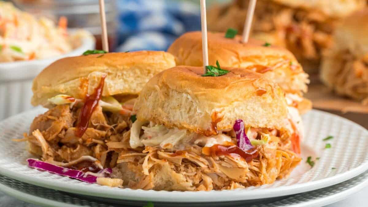 Sliders de poulet BBQ au cuiseur lent.
