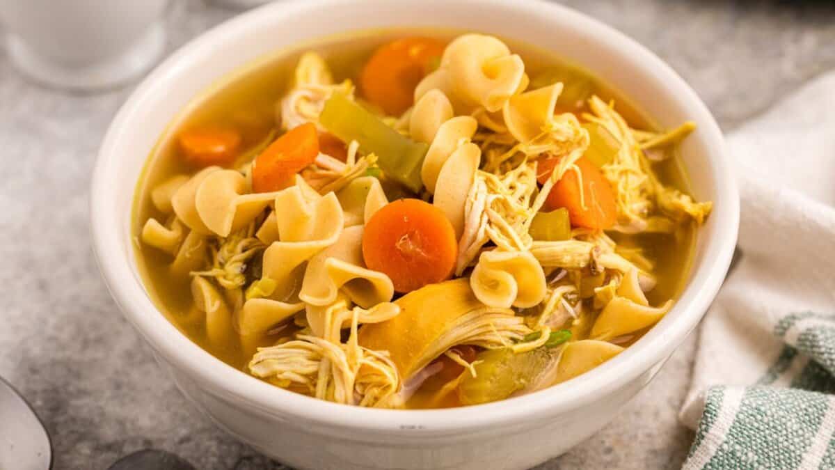 Soupe de Nouilles au Poulet Curry au Crockpot.