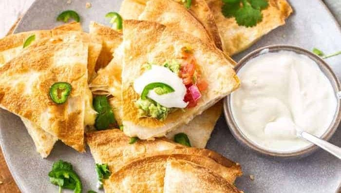 Une assiette pleine de quesadillas.