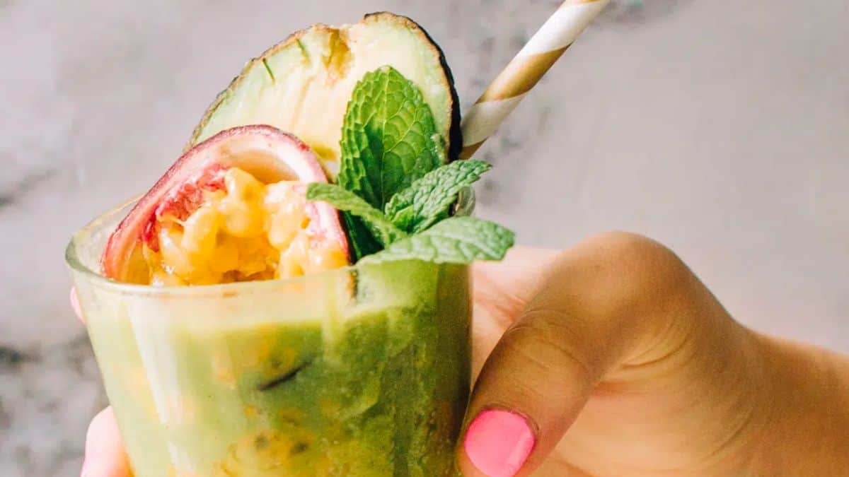Smoothie vert à la menthe et à l'avocat.