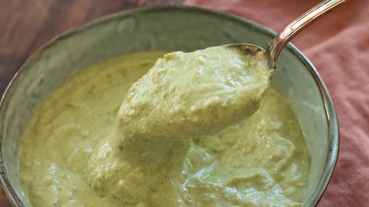 Dip crémeux à l'avocat avec crème aigre.
