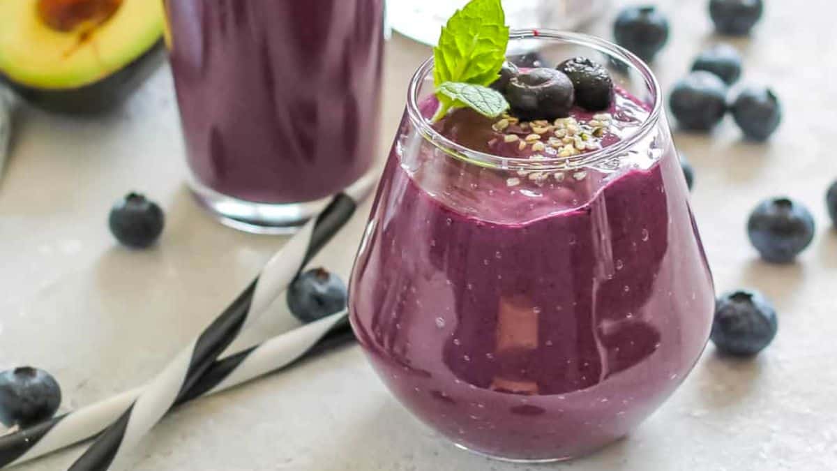 Smoothie à l'avocat et aux myrtilles.