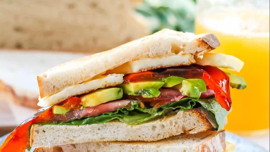 Sandwich halloumi avec poivrons rouges rôtis.