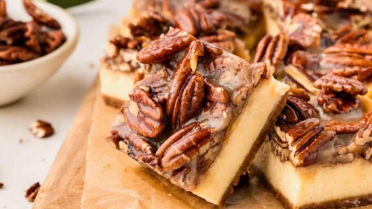 Barres de Cheesecake aux Noix de Pécan.