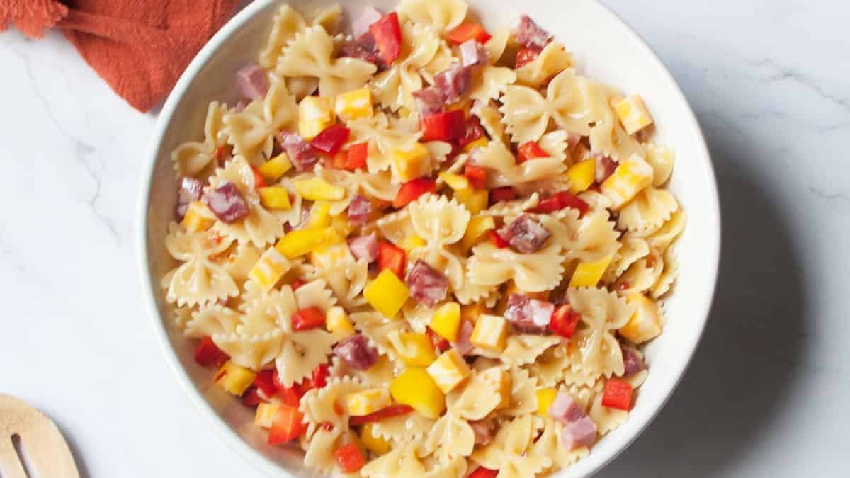 Salade de pâtes en nœud papillon à l'italienne.