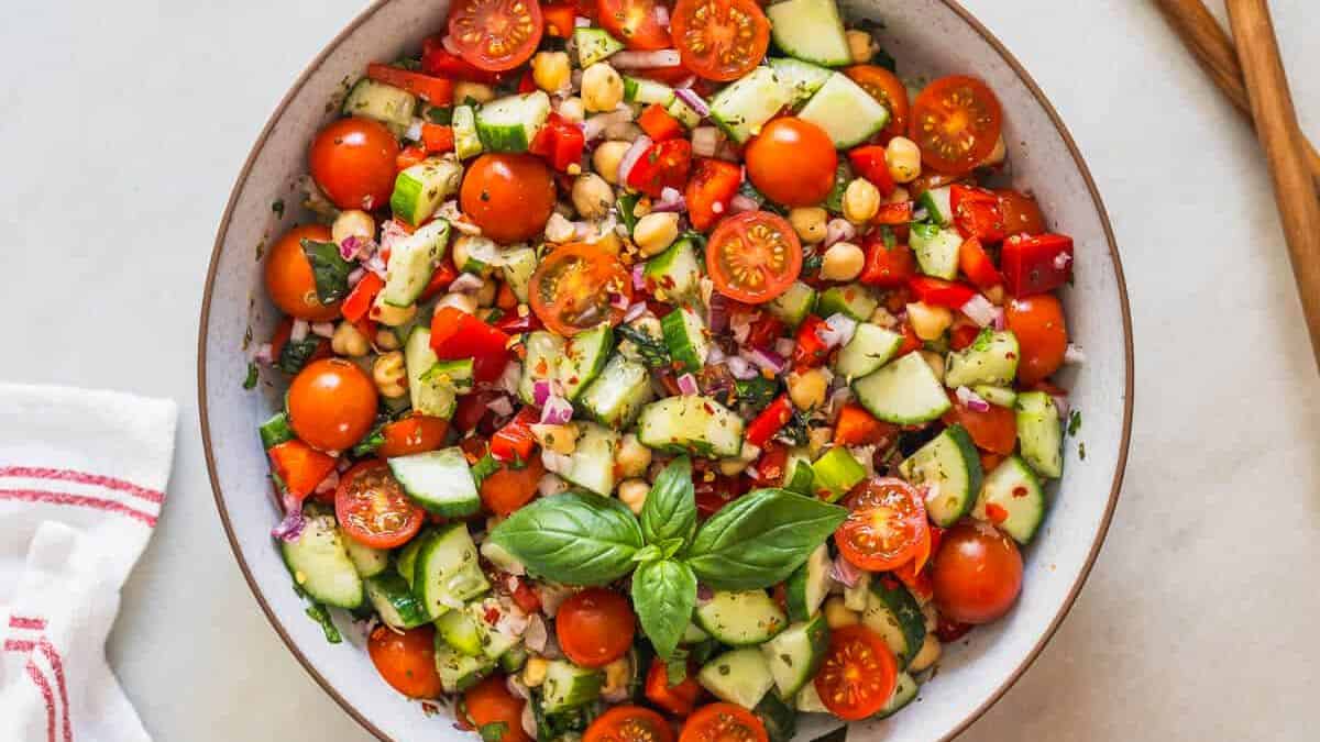Salade méditerranéenne de pois chiches et concombre avec tomate