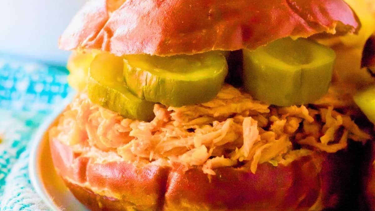 Sandwichs au Poulet Épicé au Miel à la Mijoteuse.