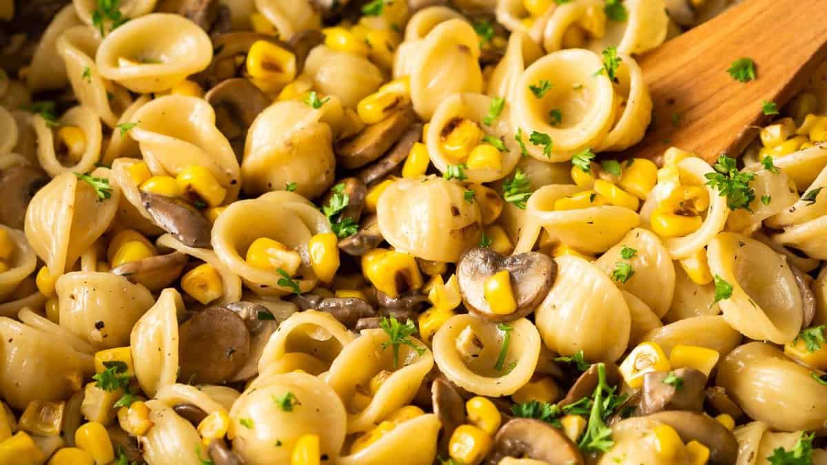 Pâtes aux champignons et maïs doux.